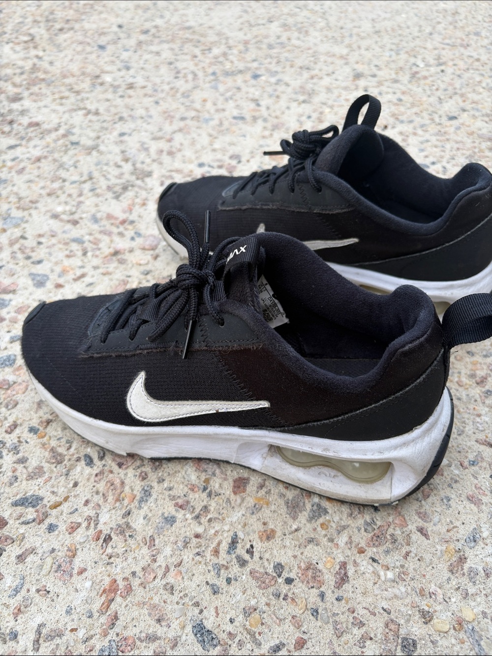 Nike Sneakers! Rub mark in the last picture. Used but a lot of life left